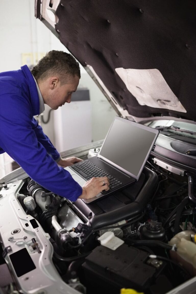 Автомобил Subaru в сервизен център по време на диагностика на двигателя и основните системи.